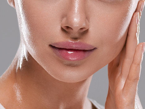 Beautiful woman face with healthy clean slon spa concept cosmetiLe lifting du visage - Chirugie esthétique et plastique à Paris et Boulogne - Dr Staub